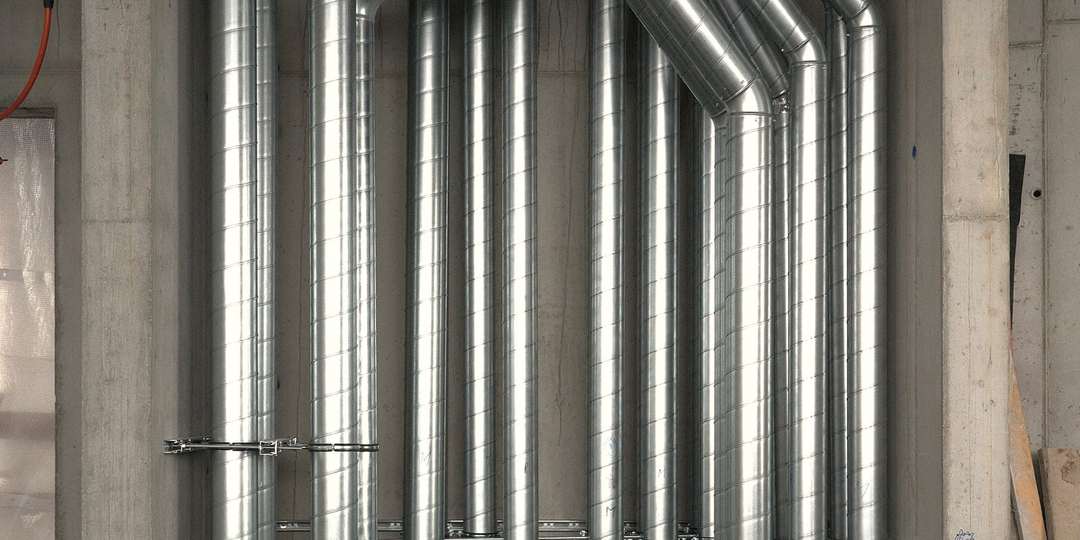 Tubulatură de ventilație din tablă zincată, într-un ghenă de beton
